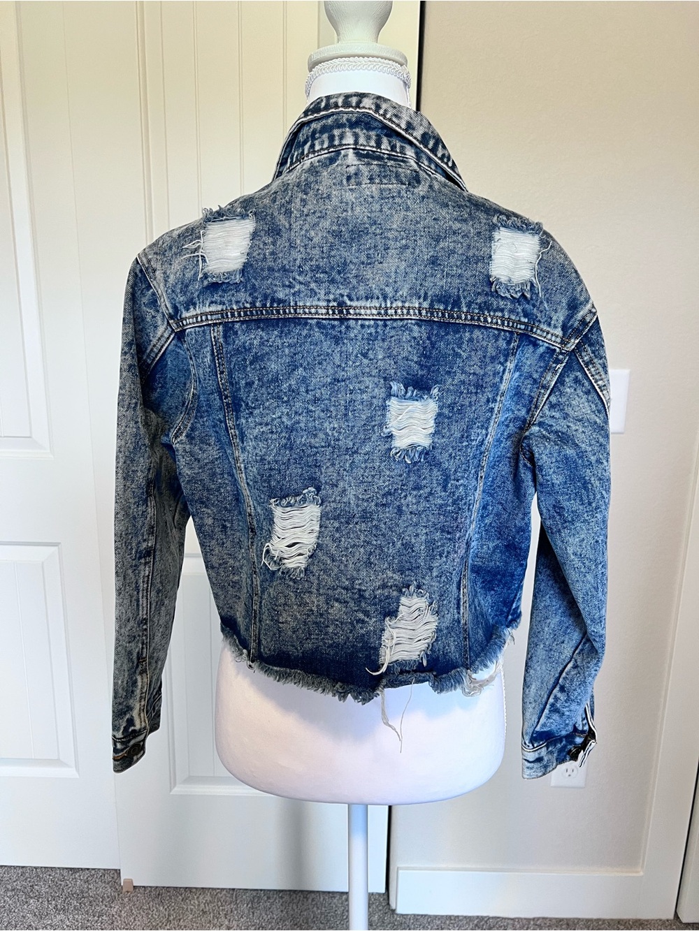 Distressed Acid Wash Frayed Denim Cropped Jacket Rhinestone Flap Pockets Small - Picture 4 of 9